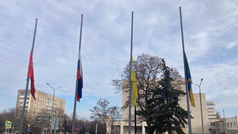 Флаги приспустили в Невинномысске в знак траура по жертвам теракта в Подмосковье