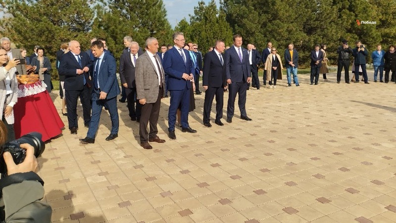 Губернаторы Ставрополья и Омской области почтили память государственного деятеля Сергея Манякина