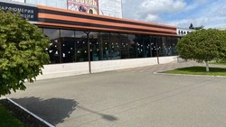 Фасады зданий украшают в Невинномысске ко Дню Победы