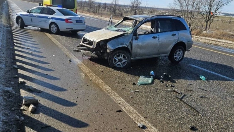 Водитель без прав попал в больницу Невинномысска после въезда в ограждение