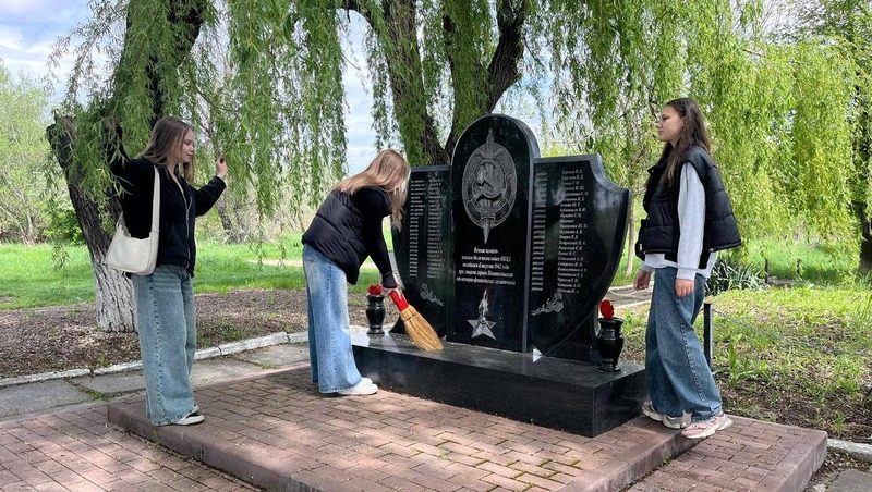 Школьники навели порядок на территории мемориала «ДОТ» в Невинномысске