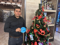 Юному ставропольцу подарили самокат в акции «Ёлка желаний» в Невинномысске