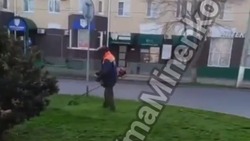 В Невинномысске коммунальщики занялись улучшением состояния газонов
