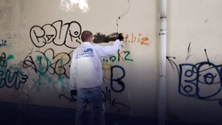 «Молодежный патруль» в Невинномысске уничтожил наркотические ссылки на фасадах зданий