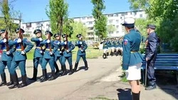 Юнармейцы Невинномысска поздравили ветерана ВОВ личным Парадом Победы