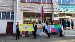 На школьной линейке в Невинномысске развернули флаг Белгородской области