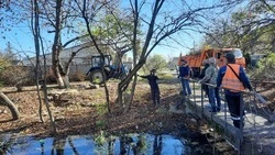 В Невинномысске специалисты ЖКХ расчищают зловонную ливнёвку