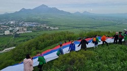 На вершине Машука глава Ставрополья и замглавы Администрации президента России развернули флаг России