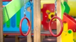 Новое покрытие на детской площадке в сквере Семьи укладывают в Невинномысске 