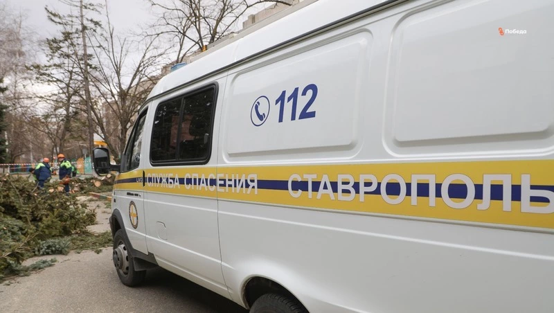 Невинномысские спасатели помогли людям выбраться из тонущего автомобиля