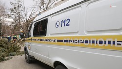 Невинномысские спасатели помогли людям выбраться из тонущего автомобиля