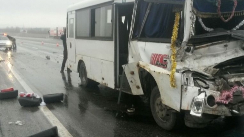В Шпаковском районе пассажирский автобус столкнулся с КамАЗом
