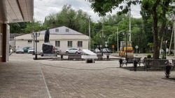 Зону отдыха у КДЦ «Родина» в Невинномысске готовят к открытию