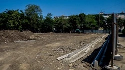 Сквер около невинномысской гостиницы обновляют по нацпроекту