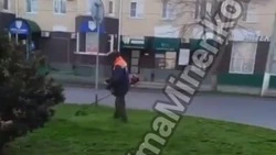 В Невинномысске коммунальщики занялись улучшением состояния газонов