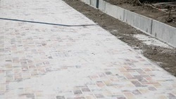 Пешеходные дорожки укладывают в сквере Невинномысска