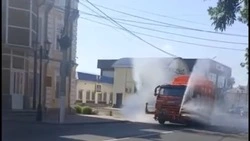 Невинномысск спасается от жары поливом улиц